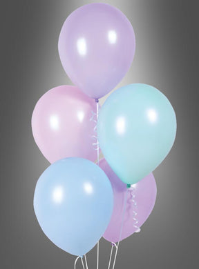 Fünf pastellfarbene Latexballons (27,5 cm) – in Rosa, Lavendel und Blau – sind zu einer Gruppe zusammengefasst und schweben vor einem grauen Hintergrund mit Farbverlauf in sanften Macaron-Pastelltönen.