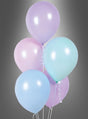 Fünf pastellfarbene Latexballons (27,5 cm) – in Rosa, Lavendel und Blau – sind zu einer Gruppe zusammengefasst und schweben vor einem grauen Hintergrund mit Farbverlauf in sanften Macaron-Pastelltönen.