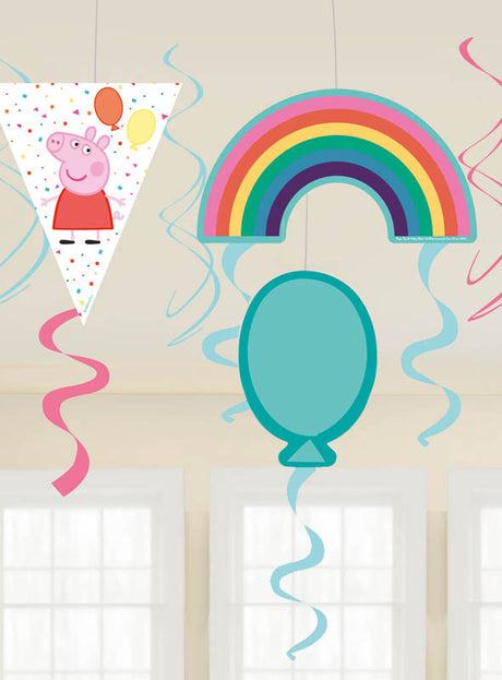Drei bezaubernde Hängedekorationen aus dem „Peppa Wutz Deko-Spiralen“-Set (61 cm): ein Peppa-Pig-Wimpel, der vom „Peppa Wutz Party“-Motiv inspiriert ist, ein bunter Regenbogen und eine türkisfarbene Ballonform, jeweils verziert mit gewellten Bändern und vor Fenstern und einer cremefarbenen Wand platziert.