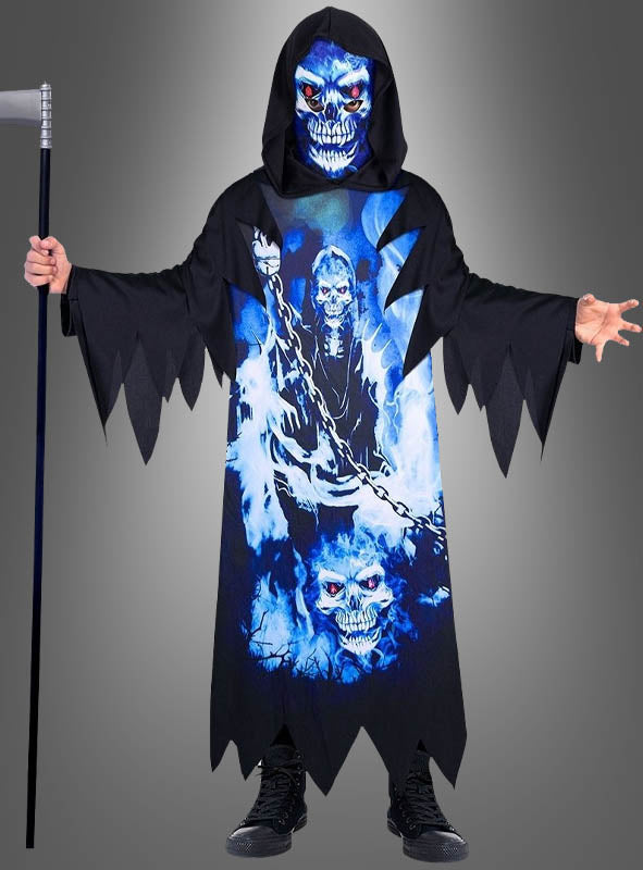 Ein Kind, gekleidet in das „Neon Sensenmann“-Kostüm für Kinder – ein schwarz-blaues Sensenmann-Kostüm mit einer gruseligen Totenkopfmaske mit Leuchteffekt –, das eine Plastik-Sense in der Hand hält und vor einem grauen Hintergrund steht – perfekt als Halloween-Kostüm.