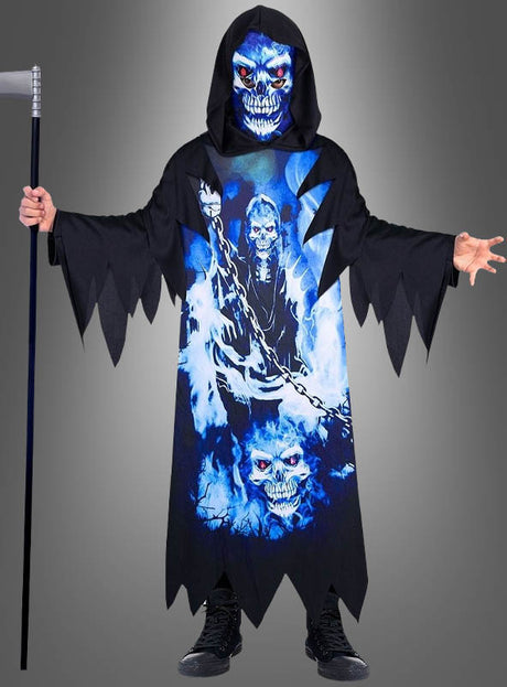 Ein Kind, gekleidet in das „Neon Sensenmann“-Kostüm für Kinder – ein schwarz-blaues Sensenmann-Kostüm mit einer gruseligen Totenkopfmaske mit Leuchteffekt –, das eine Plastik-Sense in der Hand hält und vor einem grauen Hintergrund steht – perfekt als Halloween-Kostüm.