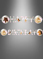 Feiern Sie jeden Geburtstag stilvoll mit dem Pferde-Partybanner „Geburtstag“, das mit dem Schriftzug „Happy Birthday“, eleganten floralen Akzenten und bezaubernden Illustrationen verschiedener Pferde auf einem eleganten grauen Hintergrund mit Farbverlauf gestaltet ist – perfekt zur Dekoration Ihrer Pferde-Party oder als festliches Pferde-Banner für jede Feier rund um das Thema Pferde.