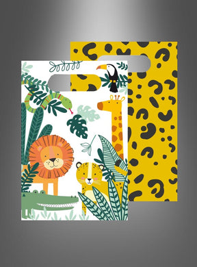 Acht Geschenktüten mit Dschungeltieren – darunter Tüten mit illustrierten Dschungeltieren wie Löwen, Giraffen, Tukanen und Tigern sowie gelb-schwarze Leopardenmuster – jeweils mit ausgestanzten Tragegriffen. Diese Tüten eignen sich ideal als Papiertüten für eine Safari-Party oder als Geschenktüten mit Dschungeltiermotiven und setzen einen verspielten Akzent bei Ihrer Partyausstattung zum Thema Dschungeltiere.