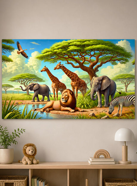 Verleihen Sie Ihrem Raum eine ganz neue Atmosphäre mit dem „Safari-Tiere-Wandbild 90 x 150 cm – waschbare Dekoration“ – einem farbenfrohen Wandbild, das einen Löwen, Elefanten, Giraffen, ein Zebra und einen Vogel an einer Wasserstelle in der afrikanischen Savanne vor dem Hintergrund von Bäumen und blauem Himmel zeigt. Perfekt als Fotowand, um den Geist des Abenteuers in Ihr Zuhause zu bringen!.