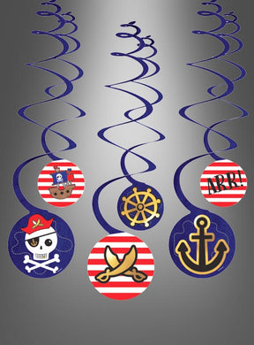 Sechs hängende Piraten-Dekorationen im Wirbel-Design mit Motiven wie einem Piratenschiff, einem Steuerrad, dem Schriftzug „ARRR“, einem Totenkopf, gekreuzten Schwertern und einem Anker auf rot-weiß gestreiftem Hintergrund – perfekt als 6er-Set „Swirl Piratendeko“ für deine nächste Piratenparty!.
