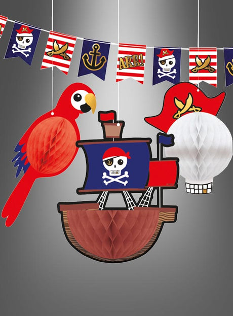 Sorgen Sie bei Ihrem Kindergeburtstag oder Ihrer ausgelassenen Piratenparty für eine abenteuerliche Atmosphäre – mit dem Set „Piratendeko mit Banner, 4-teilig“, das aus hängenden Dekorationen zum Thema Piraten besteht, darunter ein roter Papagei, ein Piratenschiff, ein Piratenhut und ein Banner mit Totenköpfen, Ankern und roten Streifen.