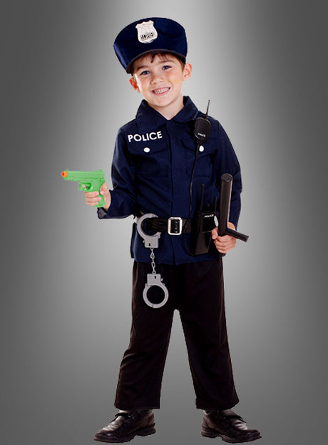 Ein kleines Kind, das das „Polizei-Kinderkostüm- und Waffen-Set“ trägt, lächelt vor einem grauen Hintergrund und hält eine grüne Spielzeugpistole sowie einen Schlagstock in der Hand, an dessen Gürtel Handschellen befestigt sind.