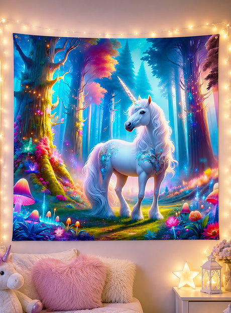 An der Wand hängt ein Wandteppich mit dem Titel „Einhorn Stoffbanner 150 x 150 cm Fantasy Deko waschbar“, der ein weißes Einhorn in einem farbenfrohen, leuchtenden Wald zeigt und von Lichterketten eingerahmt wird; dieses bezaubernde Stück eignet sich perfekt als Wandbild für das Kinderzimmer, unter dem kuschelige Deko-Elemente gemütlich angeordnet sind.