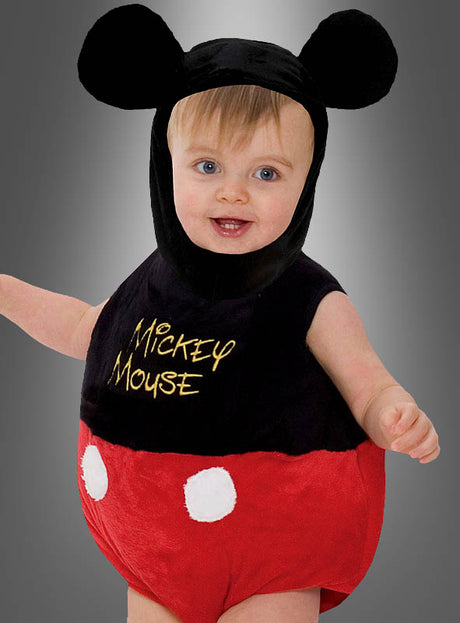 In diesem Micky-Maus-Babykostüm von Disney sieht der Kleine einfach bezaubernd aus – mit seinen großen schwarzen Ohren, einem schwarzen Oberteil mit „Micky Maus“-Aufdruck und roten Shorts mit weißen Knöpfen – perfekt für Fans von Disney-Babykostümen und niedlichen Kinderkostümen.