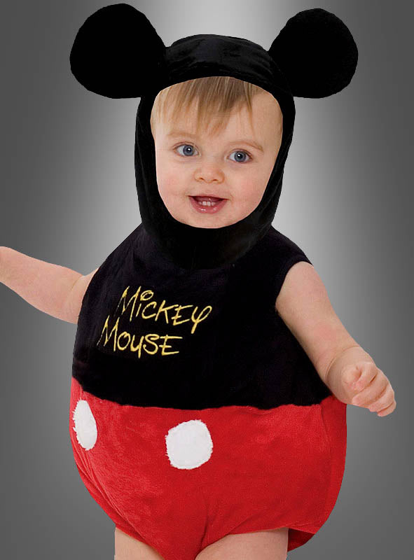 In diesem Micky-Maus-Babykostüm von Disney sieht der Kleine einfach bezaubernd aus – mit seinen großen schwarzen Ohren, einem schwarzen Oberteil mit „Micky Maus“-Aufdruck und roten Shorts mit weißen Knöpfen – perfekt für Fans von Disney-Babykostümen und niedlichen Kinderkostümen.