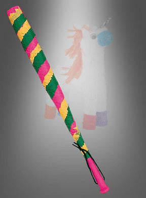 Im Vordergrund ist ein farbenfroher Piñata-Schlagstock aus Holz (45 cm) deutlich zu sehen, vor dem sich eine verschwommene, einhornförmige Piñata vor einem grauen Hintergrund mit Farbverlauf abhebt – perfekt, um jedem Kindergeburtstag zusätzlichen Spaß zu verleihen.