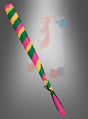 Im Vordergrund ist ein farbenfroher Piñata-Schlagstock aus Holz (45 cm) deutlich zu sehen, vor dem sich eine verschwommene, einhornförmige Piñata vor einem grauen Hintergrund mit Farbverlauf abhebt – perfekt, um jedem Kindergeburtstag zusätzlichen Spaß zu verleihen.