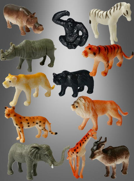 Zwölf Dschungeltiere-Figuren aus dem 12er-Pack – darunter ein Nilpferd, ein Schimpanse, ein Zebra, ein Nashorn, ein Tiger, eine Löwin, ein Bär, ein Löwe, ein Gepard, ein Elefant, eine Giraffe und eine Antilope – sind vor einem grauen Hintergrund mit Farbverlauf abgebildet; ideal als verspieltes Dschungeltiere-Set für die Dekoration eines Kindergeburtstags.