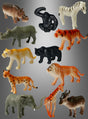 Zwölf Dschungeltiere-Figuren aus dem 12er-Pack – darunter ein Nilpferd, ein Schimpanse, ein Zebra, ein Nashorn, ein Tiger, eine Löwin, ein Bär, ein Löwe, ein Gepard, ein Elefant, eine Giraffe und eine Antilope – sind vor einem grauen Hintergrund mit Farbverlauf abgebildet; ideal als verspieltes Dschungeltiere-Set für die Dekoration eines Kindergeburtstags.
