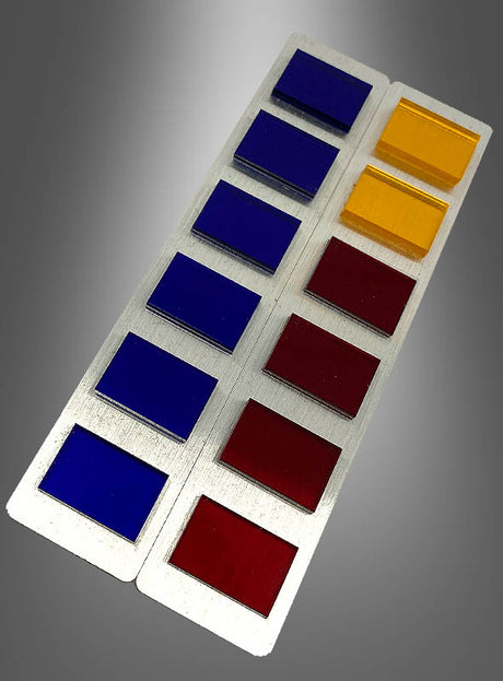 Zwölf rechteckige Farbfilter – sechs blaue, vier rote und zwei gelbe – sind in zwei Reihen auf Metallstreifen vor einem grauen Farbverlaufshintergrund angeordnet und spiegeln damit die genaue Anordnung des Rangabzeichens der Imperialen Moffe wider.