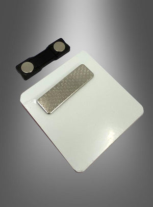 Das Rangabzeichen „Lt. Commander Squadron Leader“ ist ein rechteckiges, weißes Abzeichen mit einem strukturierten Metallclip und einem separaten schwarzen Magnetverschluss aus Kunststoff, der mit zwei runden Magneten ausgestattet ist. Es handelt sich um eine Cosplay-Replik, die dem ikonischen Rebellenabzeichen nachempfunden ist.