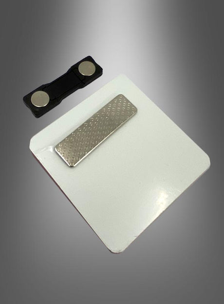 Das Rangabzeichen „Lt. Commander Squadron Leader“ ist ein rechteckiges, weißes Abzeichen mit einem strukturierten Metallclip und einem separaten schwarzen Magnetverschluss aus Kunststoff, der mit zwei runden Magneten ausgestattet ist. Es handelt sich um eine Cosplay-Replik, die dem ikonischen Rebellenabzeichen nachempfunden ist.