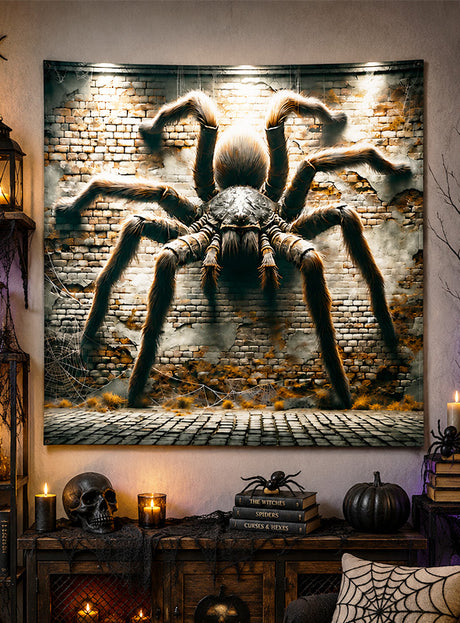 Eine große, waschbare „Riesenspinne“-Fotowand (150 x 150 cm) mit der Abbildung einer realistisch dargestellten Tarantel auf einer Backsteinmauer hängt über einem im Halloween-Stil gestalteten Raum, der mit Kerzen, Totenköpfen und Kürbissen geschmückt ist – perfekt als auffällige Halloween-Dekoration mit einer gigantischen Spinne.