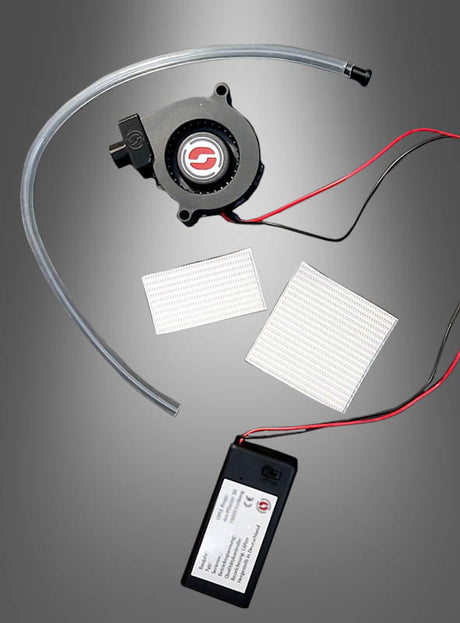 Kleines Belüftungssystem mit Schlauch für Masken – enthält einen kleinen Ventilator mit Schlauch, zwei weiße Klebegitter und ein schwarzes Batteriefach mit roten und schwarzen Kabeln vor einem grauen Farbverlaufshintergrund – ideal als Cosplay-Belüftungssystem oder praktischer Maskenventilator für deine Projekte.