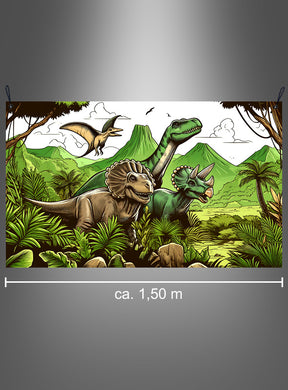 Hier ist ein überarbeiteter Satz, in den Ihre Produktdaten integriert wurden: Mit einer Illustration von drei Dinosauriern und einem fliegenden Reptil inmitten einer üppigen, prähistorischen Landschaft mit Vulkanen, ist dieses waschbare Dinosaurier-Stoffbanner (90 x 150 cm) – mit einer Breite von ca. 1,5 Metern – perfekt als auffällige Dinosaurier-Dekoration oder als verspieltes Dinos-Stoffbanner für die Wanddekoration im Kinderzimmer.