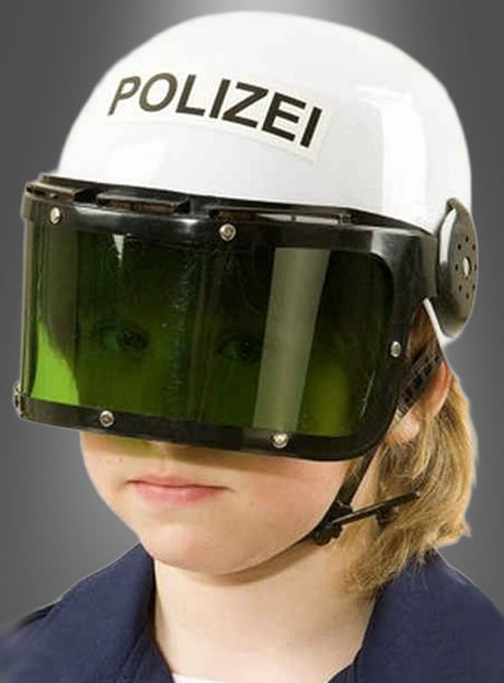 Ein Kind, das einen „Polizei-Helm für Kinder mit Visier“ trägt – einen weißen Helm mit der Aufschrift „POLIZEI“ und einem dunklen Visier –, ist in eine dunkle Uniform gekleidet und posiert vor einem schlichten grauen Hintergrund, wodurch das Wesen eines authentischen Kinderkostüms eingefangen wird.