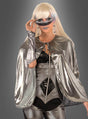 Eine Person, die das „Space Girl“-Kostüm-Cape für Damen und ein dazu passendes Outfit trägt, dazu eine lange platinblonde Perücke und silbernen Lippenstift, hält sich eine dekorative Maske vor das Gesicht, während sie vor einem schlichten grauen Hintergrund eine Pose einnimmt, die den futuristischen Reiz dieses Sci-Fi-Kostüms einfängt.
