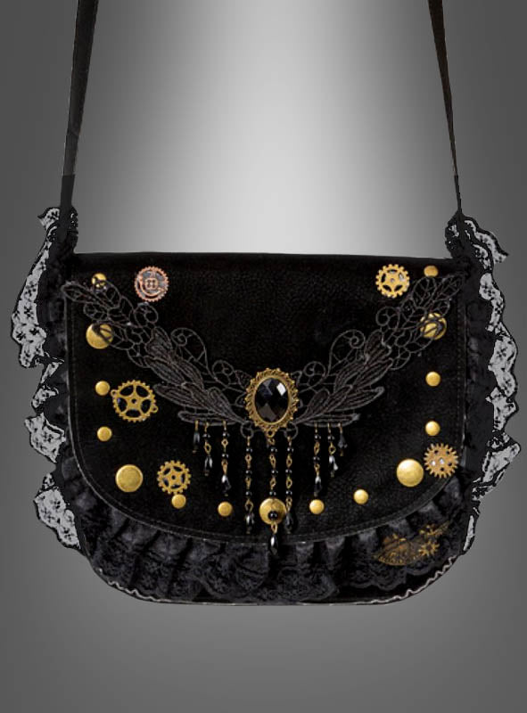 Die Steampunk-Handtasche „Zahnrad & Spitze“ ist eine schwarze Umhängetasche im Steampunk-Stil, die elegant mit Messingzahnrädern, schwarzer Spitzenborte, goldenen Nieten und einem zentralen schwarzen ovalen Schmuckstein verziert ist, der mit hängenden Perlenakzenten geschmückt ist.