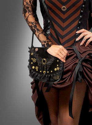 Eine Person in einem braun-schwarzen Kleid mit Spitzenärmeln hält die Steampunk-Handtasche „Zahnrad & Spitze“ in der Hand – eine schwarze Umhängetasche, die mit Zahnrädern, Ketten und Knöpfen verziert ist.