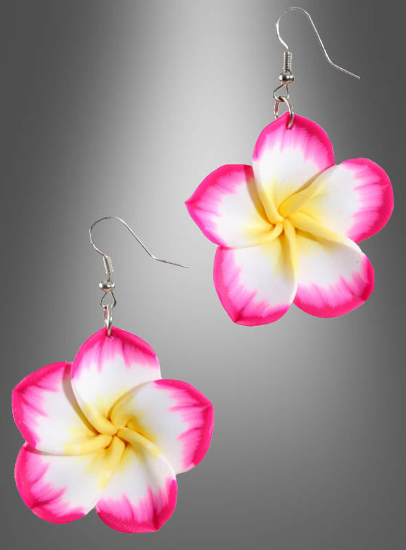 Wir präsentieren die „Hawaii-Ohrringe Hibiskusblüten“ – ein Paar Haken-Ohrringe, verziert mit rosa, weißen und gelben Hibiskusblütenmotiven vor einem grauen Farbverlaufshintergrund. Diese Ohrringe eignen sich perfekt als Hawaii-Ohrringe oder Aloha-Schmuck für alle, die tropisch inspirierte Eleganz schätzen.