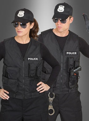 Zwei Personen in schwarzen Polizeiuniformen mit einer Weste der „Schwarzen Polizei“ mit Taschen und Mützen stehen nebeneinander; beide tragen eine Sonnenbrille. Eine hat Handschellen an der Hüfte, während die andere eine Requisitenwaffe in der Hand hält.