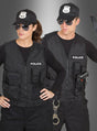 Zwei Personen in schwarzen Polizeiuniformen mit einer Weste der „Schwarzen Polizei“ mit Taschen und Mützen stehen nebeneinander; beide tragen eine Sonnenbrille. Eine hat Handschellen an der Hüfte, während die andere eine Requisitenwaffe in der Hand hält.
