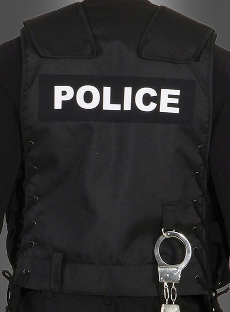 Rückansicht einer Person, die eine Weste der „Schwarzen Polizei“ mit der Aufschrift „POLICE“ auf den Taschen trägt; am Gürtel sind Handschellen befestigt.