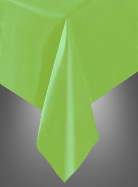 Die abwaschbare Party-Tischdecke 137 x 274 cm in Grün ist über die Tischkante drapiert und vor einem grauen Hintergrund mit Farbverlauf zu sehen. Diese praktische, abwischbare Tischdecke sorgt für lebendige Farbakzente und Eleganz und eignet sich somit perfekt für jede festliche Zusammenkunft.