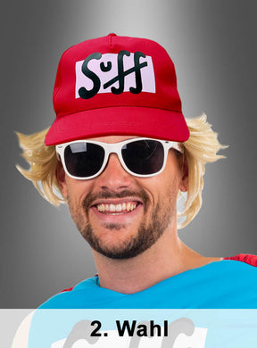 Ein Mann trägt die rote „2. Wahl – Mütze Suffman Bier Festival Cappy“ mit der Aufschrift „Suff“, dazu eine blonde Perücke, eine weiße Sonnenbrille und ein blaues Hemd; er lächelt vor einem grauen Hintergrund. Unten ist die Bildunterschrift „2. Wahl“ zu sehen – das verkörpert den ultimativen Bier-Superhelden-Vibe!.