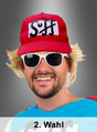 Ein Mann trägt die rote „2. Wahl – Mütze Suffman Bier Festival Cappy“ mit der Aufschrift „Suff“, dazu eine blonde Perücke, eine weiße Sonnenbrille und ein blaues Hemd; er lächelt vor einem grauen Hintergrund. Unten ist die Bildunterschrift „2. Wahl“ zu sehen – das verkörpert den ultimativen Bier-Superhelden-Vibe!.