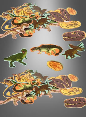 „Dino Konfetti Tischdeko 39 Teile“ besticht durch ausgestanzte Illustrationen von Dinosauriern, Dinosaurierschädeln und Fußabdrücken, die kunstvoll auf einem grauen Hintergrund mit Farbverlauf verstreut und gruppiert sind – perfekt für Ihre Dinosaurier-Party-Dekoration oder einen Kindergeburtstag.