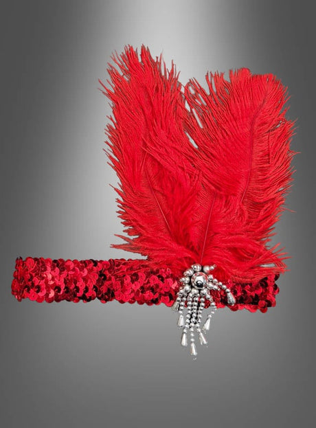 Ein rotes Pailletten-Haarband mit zwei großen roten Federn und funkelnden silbernen Perlenverzierungen vor einem grauen Farbverlauf – dieser elegante Pailletten-Kopfschmuck im Stil der 20er Jahre ist das ideale Accessoire, um jedes Flapper-Kostüm perfekt abzurunden.