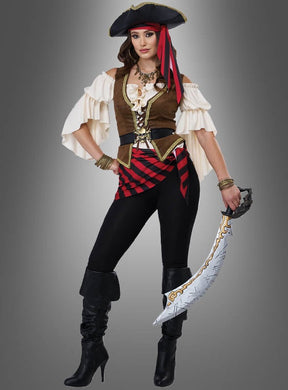 Eine Frau im Piratenkostüm „Bonny Damen“, komplett mit Hut, roter Schärpe, Rüschenärmeln, brauner Weste, schwarzer Hose und schwarzen Stiefeln, die ein Spielzeugschwert in der Hand hält, steht vor einem grauen Hintergrund – perfekt für alle, die auf der Suche nach einer authentischen Seeräuberin-Verkleidung sind.