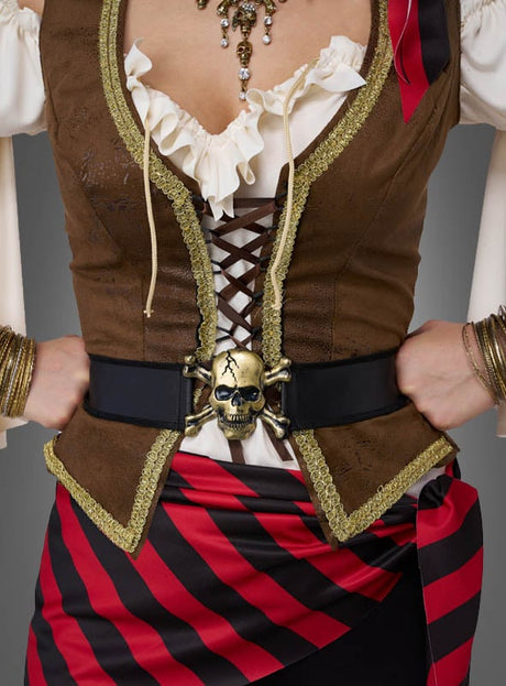 Eine Person, die ein „Piratenkostüm Bonny Damen“ trägt, bestehend aus einer Gürtelschnalle in Totenkopf-Optik, einer geschnürten Weste, einer Rüschenbluse, einem gestreiften Rock und Armbändern.