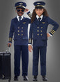 Zwei Kinder, gekleidet in marineblaue Flugzeugkapitän-Kostüme für Kinder, komplett mit den klassischen Pilotenmützen, stehen vor einem grauen Hintergrund neben einem Koffer.