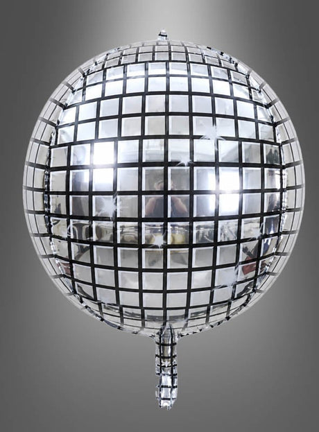 Vor einem schlichten grauen Hintergrund ist eine „Discokugel-Folienballon-Partydekoration“ in Silber zu sehen, die mit verspiegelten quadratischen Einsätzen versehen ist, um einen Discokugel-Effekt zu erzielen.