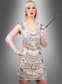 Vor einem grauen Hintergrund mit Farbverlauf steht eine Frau, die das „Luxuriöse Paillettenkleid Jessie“ trägt – ein glamouröses, von den 1920er Jahren inspiriertes Flapper-Kleid, das mit funkelnden Pailletten und Perlenstickereien verziert ist. Sie trägt dazu lange Handschuhe, Perlen und ein verziertes Stirnband und hält eine Zigarettenspitze in der Hand.