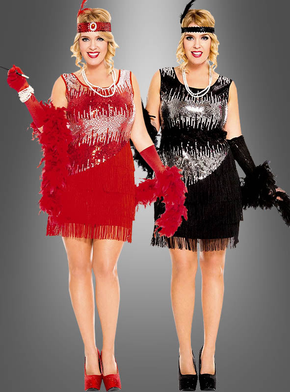 Zwei Frauen in glamourösen Flapper-Kleidern im Stil der 1920er Jahre posieren elegant vor einem grauen Hintergrund; die eine trägt ein rotes Kleid mit passender Federboa und Stirnband, während die andere das „Charleston Paillettenkleid Übergröße“ in Schwarz und Silber präsentiert, ergänzt durch eine schwarze Federboa und ein Stirnband.