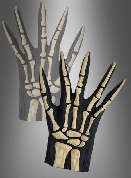 Zwei 3D-Skeletthandschuhe mit Knochen aus Latex, die jeweils fünf längliche Finger aufweisen, werden vor einem grauen Hintergrund mit Farbverlauf präsentiert und zeigen detaillierte Knochenmuster auf der Oberseite – ideal als Sensenmann-Accessoire für Ihr Halloween-Kostüm.