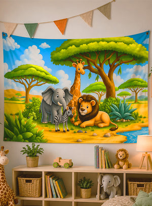 Bringen Sie fröhliche Tiermotive in das Kinderzimmer – mit dem Wandbanner „Tiere Stoffbanner Kinder 90x150cm Deko waschbar“, das einen Cartoon-Löwen, Elefanten, Zebras und Giraffen in der afrikanischen Savanne – perfekt als fröhliche Tierdeko über einem Regal mit Spielzeug und Pflanzen oder als Highlight jeder Zootiere-Party. Dieses waschbare Stoffbanner verleiht jeder Kinderzimmer-Einrichtung verspielten Charme.