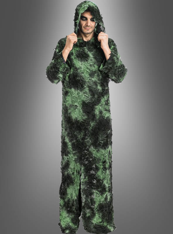 Eine Person, die die Robe „Wächter der verlorenen Seelen – Moos“ trägt – eine grün-schwarze Kapuzenrobe mit strukturiertem Muster, ideal als grün-schwarzes Halloween-Kostüm –, steht vor einem grauen Hintergrund mit Farbverlauf.