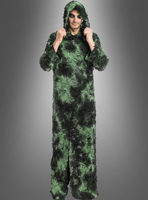 Eine Person, die die Robe „Wächter der verlorenen Seelen – Moos“ trägt – eine grün-schwarze Kapuzenrobe mit strukturiertem Muster, ideal als grün-schwarzes Halloween-Kostüm –, steht vor einem grauen Hintergrund mit Farbverlauf.