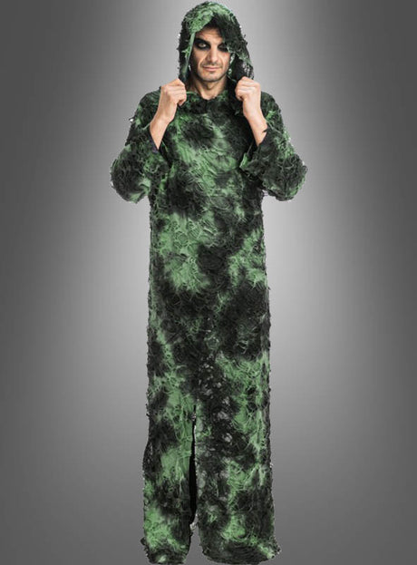 Eine Person, die die Robe „Wächter der verlorenen Seelen – Moos“ trägt – eine grün-schwarze Kapuzenrobe mit strukturiertem Muster, ideal als grün-schwarzes Halloween-Kostüm –, steht vor einem grauen Hintergrund mit Farbverlauf.