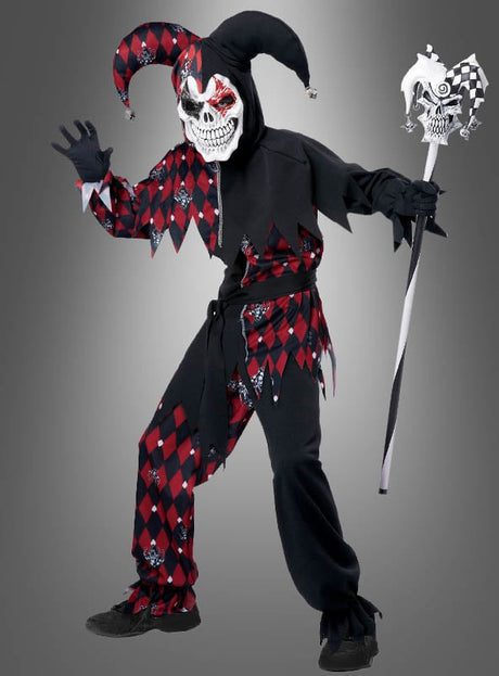 Eine Person, die das „Psycho Jester Hofnarr“-Kinderkostüm trug – bestehend aus einem schwarz-roten Outfit im Harlekin-Muster, einer gruseligen Totenkopfmaske und einem passenden Stab – und sich damit ideal als gruselige Halloween-Verkleidung eignet, posierte vor einem schlichten grauen Hintergrund.
