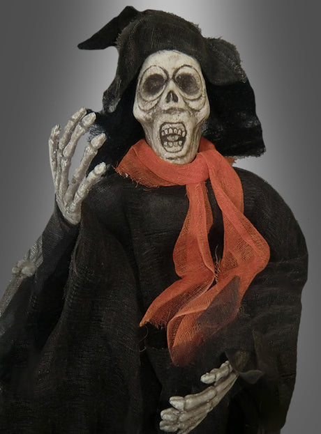 Eine „Gruselige Geister-Halloween-Dekoration, 90 cm“ in Form einer Skelettfigur mit schwarzem Umhang, spitzem Hut und orangefarbenem Schal steht mit erhobener Hand und offenem Mund da – eine perfekte Halloween-Dekoration für Ihr Zuhause. Diese gruselige Puppe verleiht jeder Umgebung eine unheimliche Note und ist somit ideal für Fans von gespenstischen hängenden Figuren.